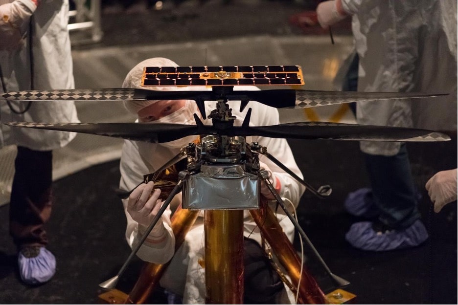 Ingenuity in fase di assemblaggio e controllo qualità. Credits: NASA