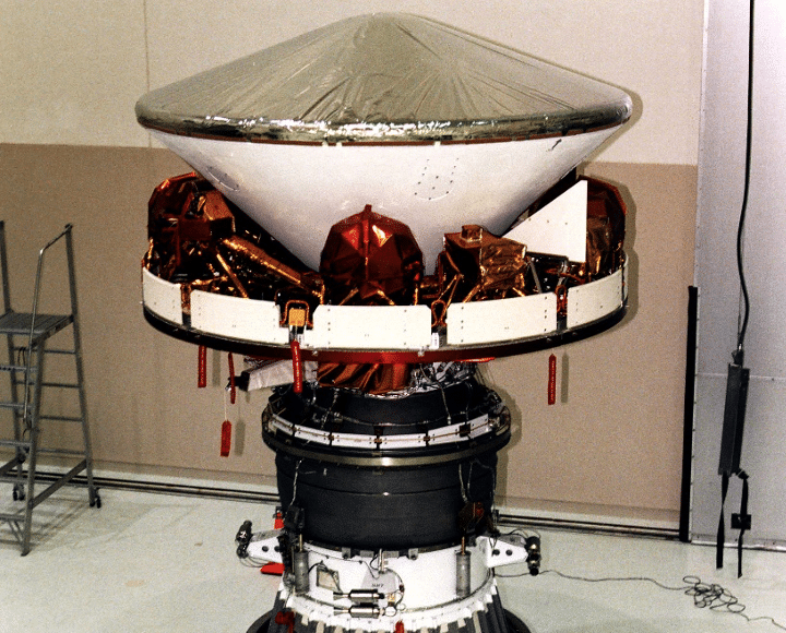 La sonda Mars Pathfinder nell’assemblaggio finale. Si noti l’aeroshell sulla sommità, la cui parte esterna è costituita dallo scudo termico. Credits: NASA.