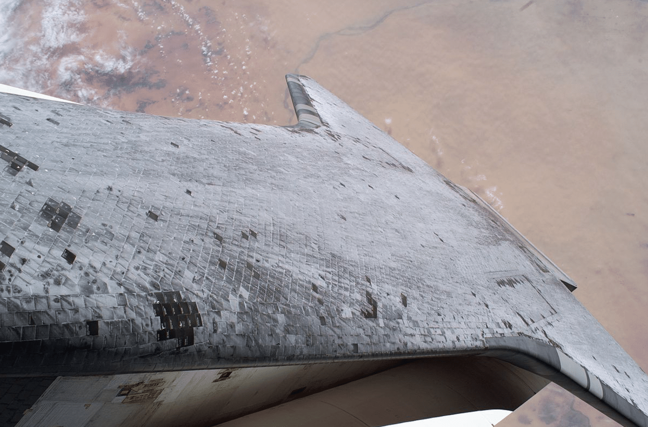 Le mattonelle HRSI (High-temperature Reusable Surface Insulation) dello Shuttle Discovery. Credits: NASA.