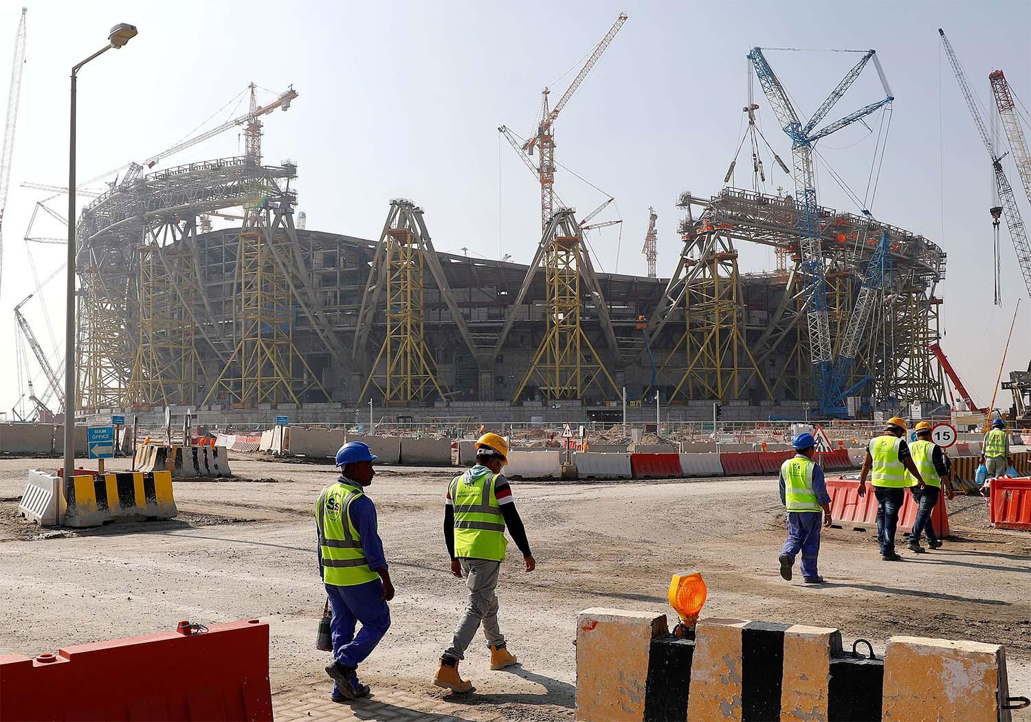 Lavoratori sui cantieri degli stadi in Qatar.