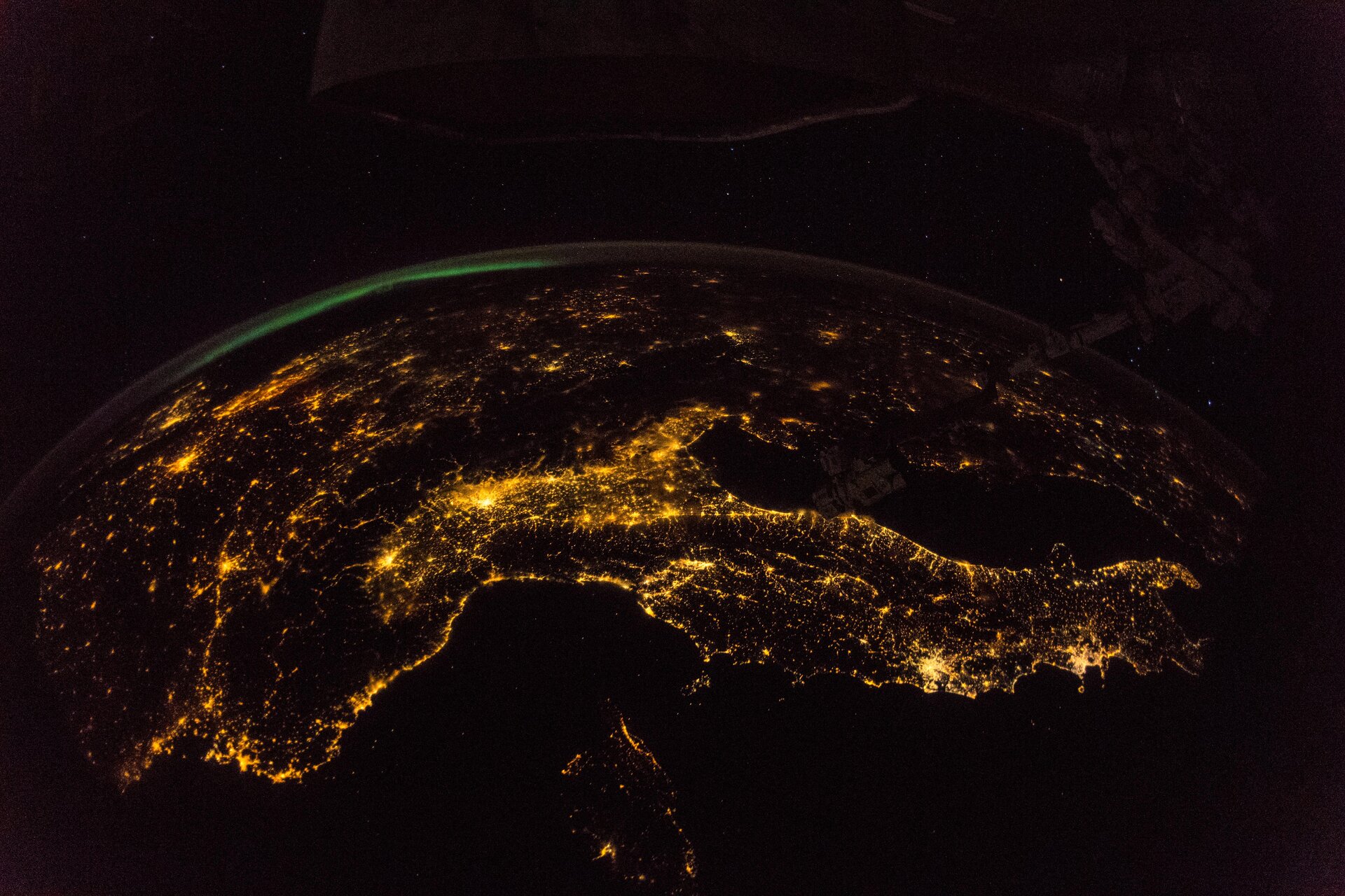 Italia di notte, focus sulla concentrazione di luci. Credits: ESA