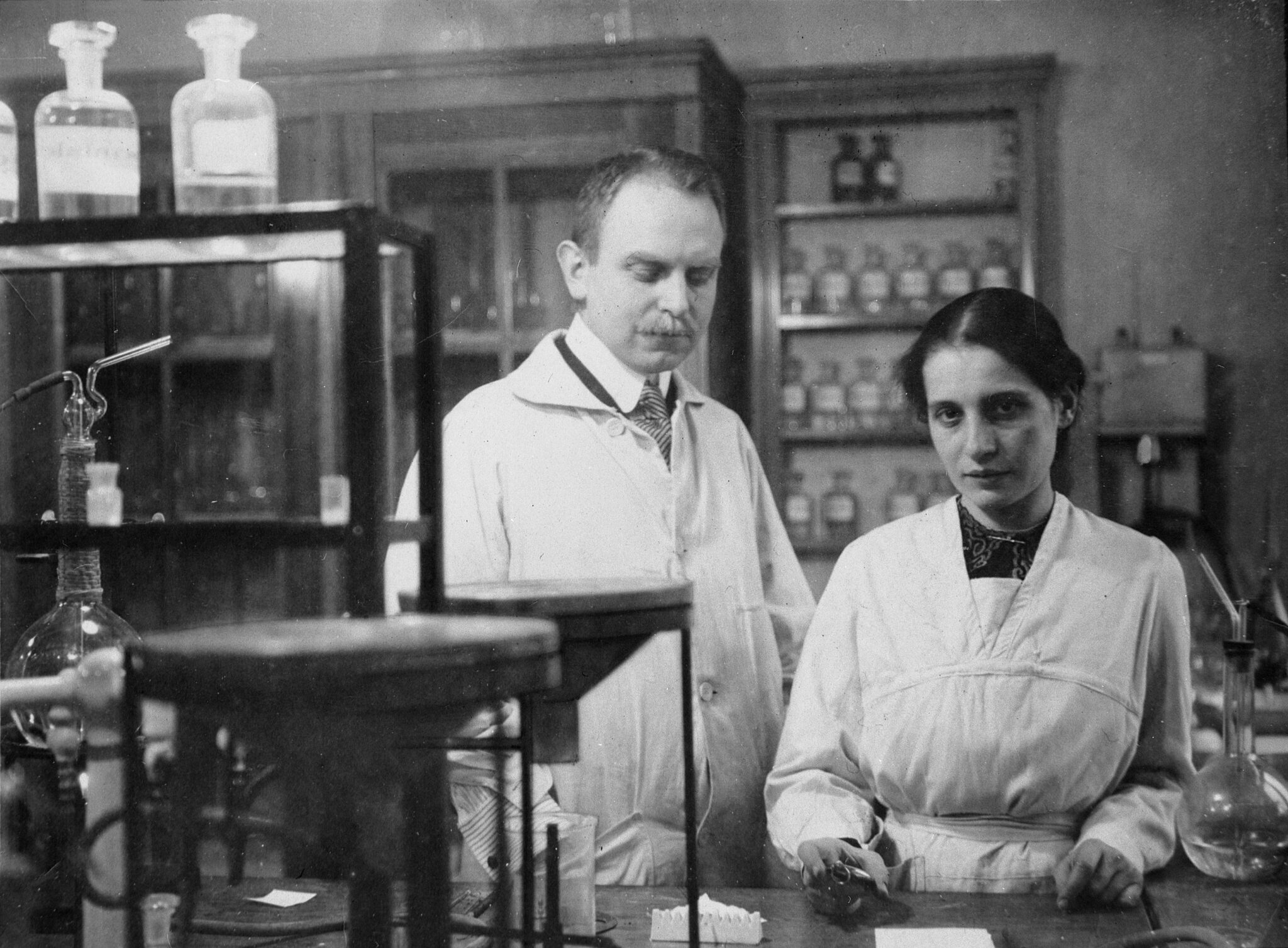 Lise Meitner e Otto Hahn in laboratorio nel 1909. Credits: Sissa Medialab