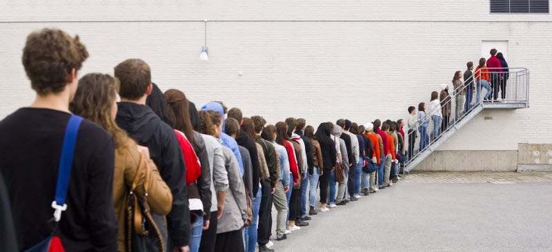 Un'unica fila e molte casse possono risolvere i lunghi tempi di attesa che si hanno con più code. Fonte: Medium.