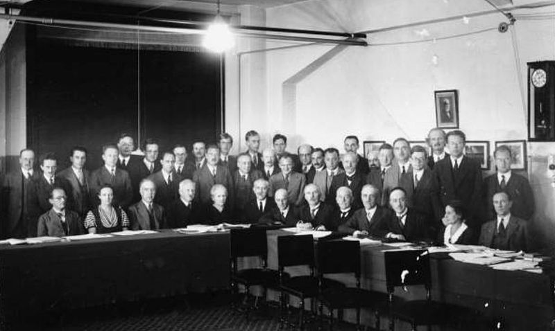 Solo tre donne parteciparono a questa conferenza scientifica a Bruxelles, nel 1933: Meitner, Marie Curie e Irène Joliot Curie. Credits: Wikimedia Commons