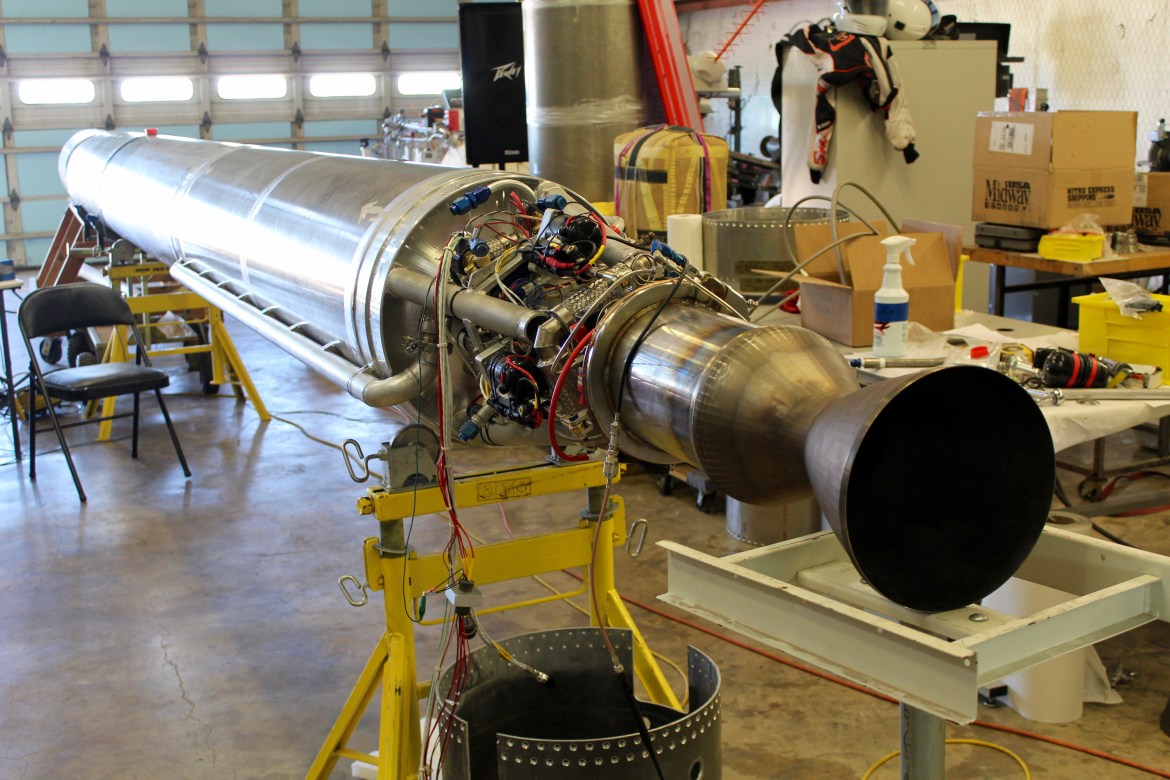 Un razzo Exos in costruzione, col motore ben visibile. Credit: EXOS Aerospace