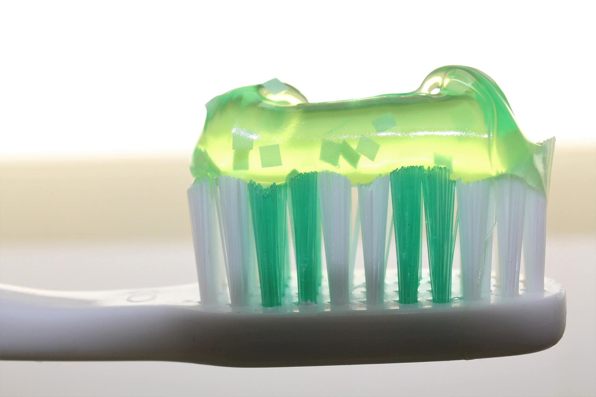 Osservando il dentifricio a debita distanza si possono facilmente distinguere particelle solide in dispersione, un esempio quotidiano di materia soffice