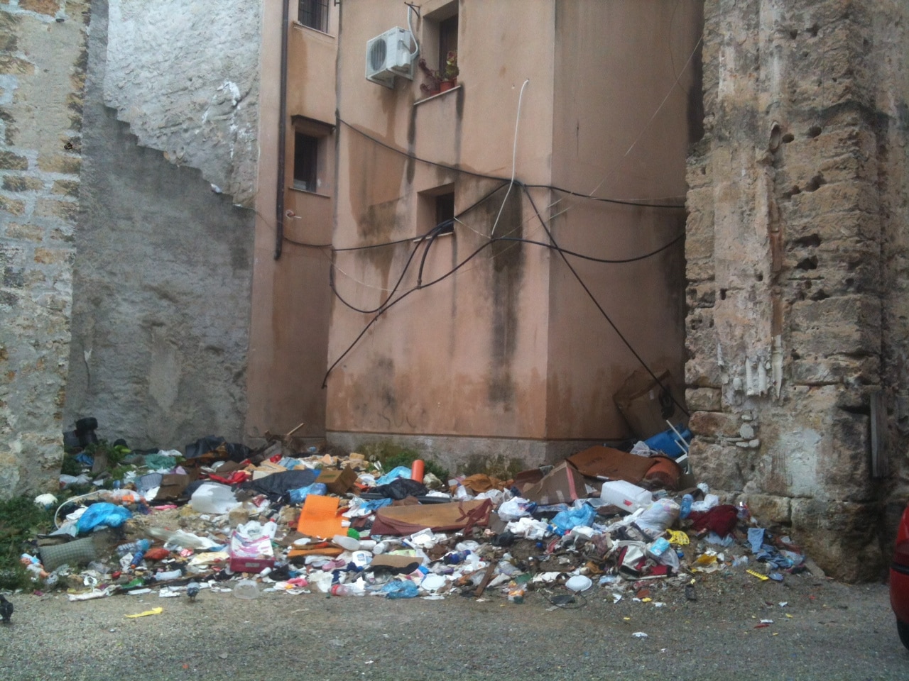Il degrado in cui versa il centro storico di Palermo. Ph. ilmoderatore.it