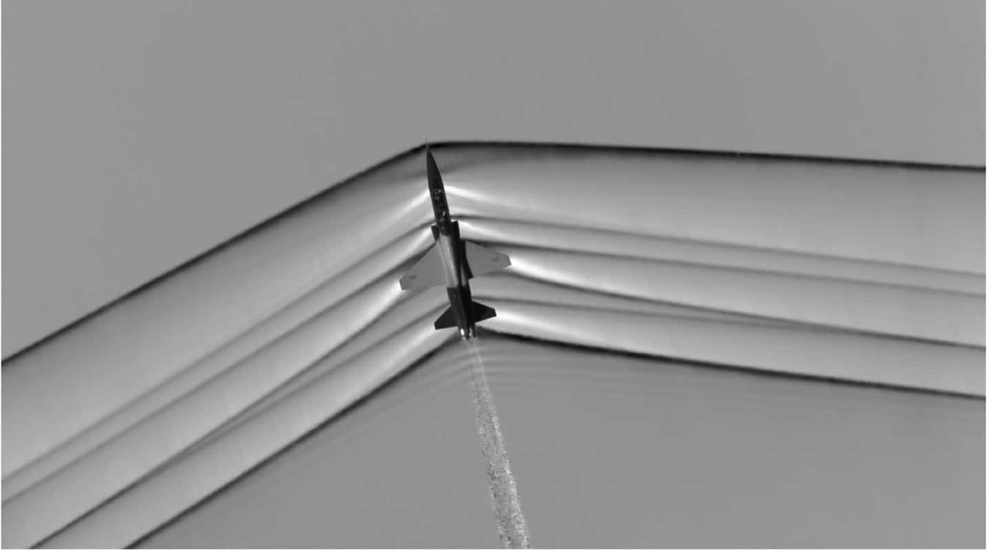 Tipiche onde d’urto oblique generate da un velivolo in volo supersonico.Fonte: Wikipedia