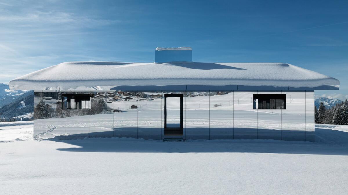 Mirage, il padiglione a specchi che si mimetizza con le Alpi - Mirage, il padiglione a specchi che si mimetizza con le Alpi. Ph. dezeen.com