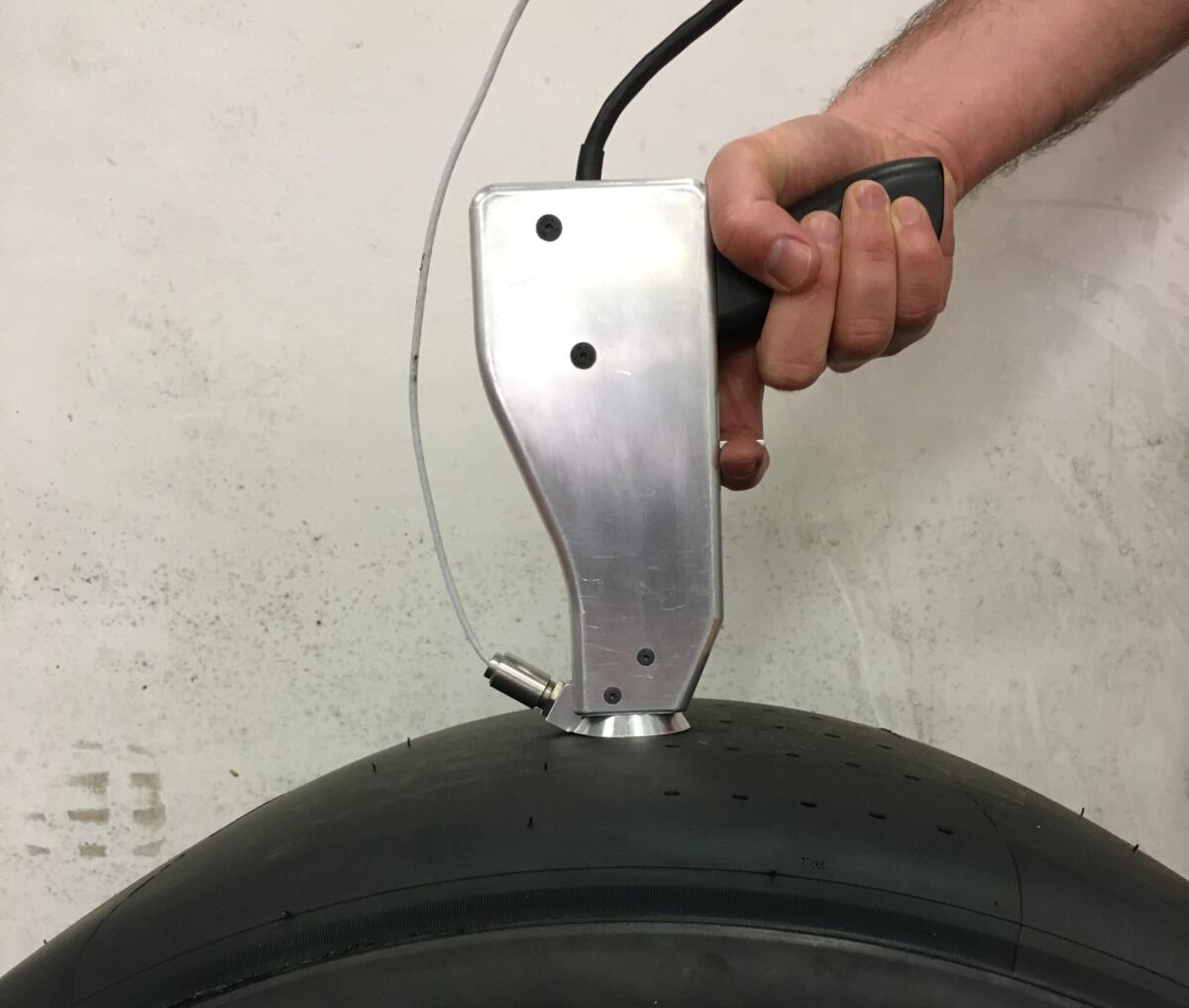 VESevo: la "pistola" realizzata da MegaRide debutta in Formula 1 per analizzare i segreti delle gomme - VESevo: la "pistola" realizzata da MegaRide debutta in Formula 1 per analizzare i segreti delle gomme