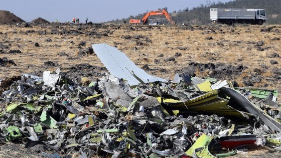 Rottami incidente Boeing 737 MAX in Etiopia Credits: Repubblica.it
