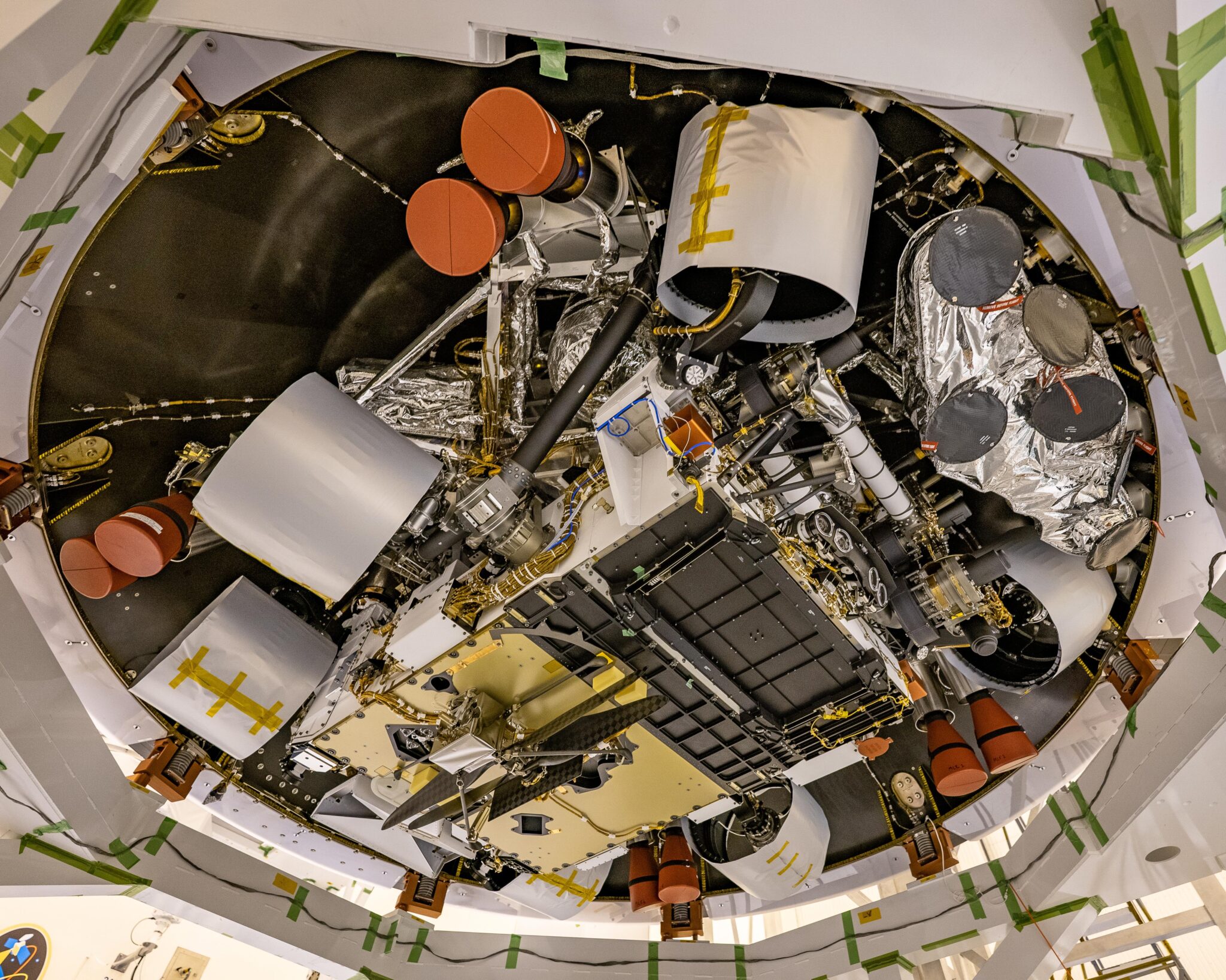 Perseverance stivato nel modulo di discesa. Sotto la piastra oro, si vede Ingenuity agganciato alla pancia del rover. Credits: NASA/JPL-Caltech