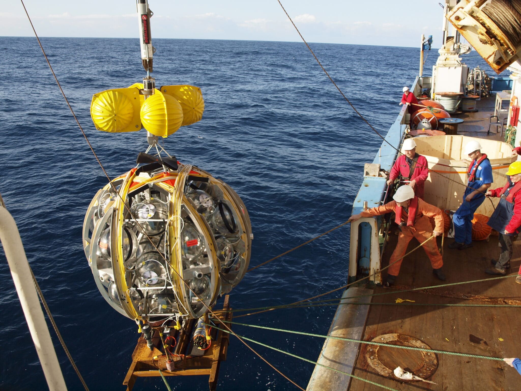 L'installazione di un modulo. Fonte KM3NeT