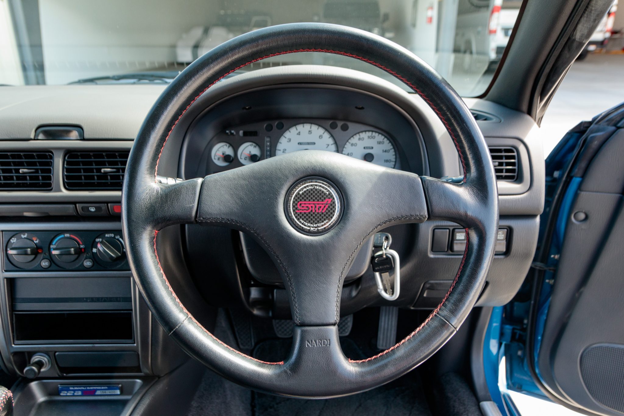 Gli interni della Subaru Impreza 22B STi venduta all'asta