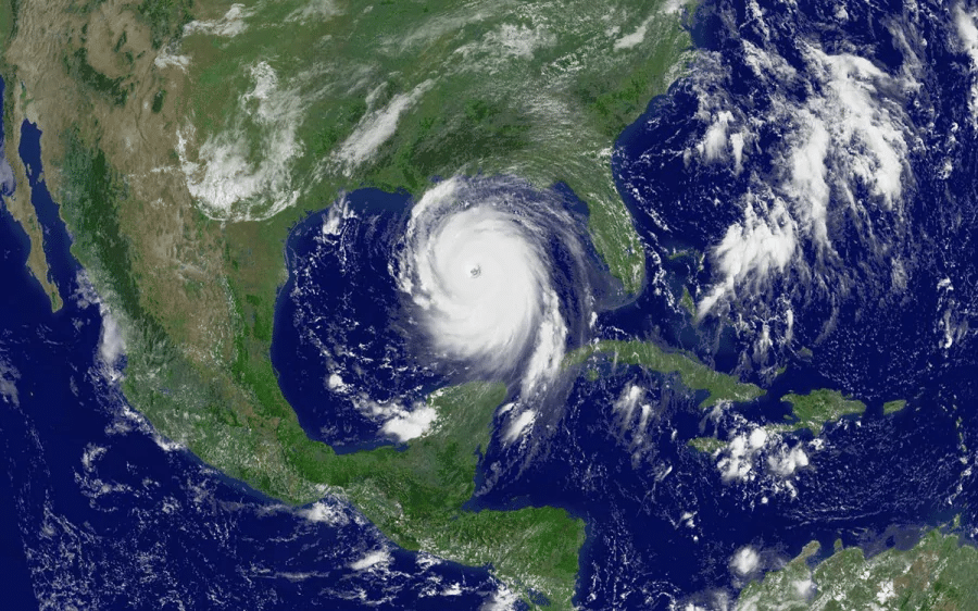 Uragano Katrina (sistema di depressione tropicale) abbattutosi nell'Atlantico, caratterizzato da una rotazione oraria determinata dall'effetto Coriolis.