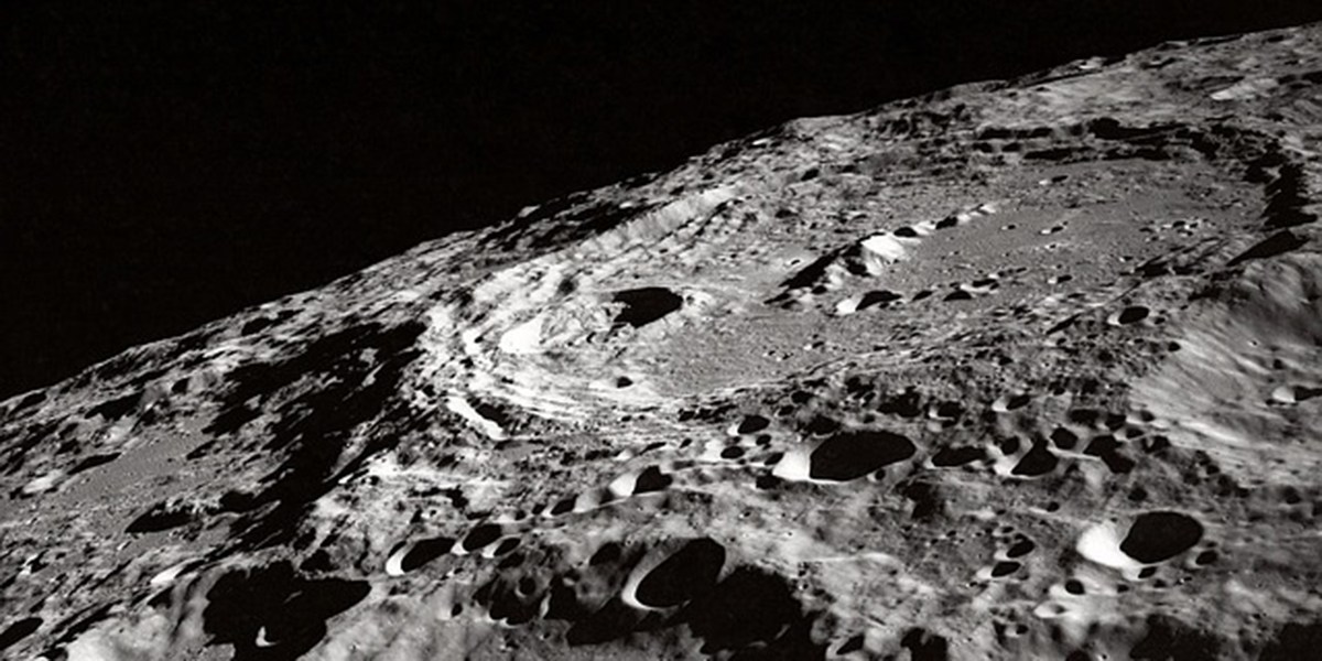 Crateri lunari disseminati sulla superficie del satellite.