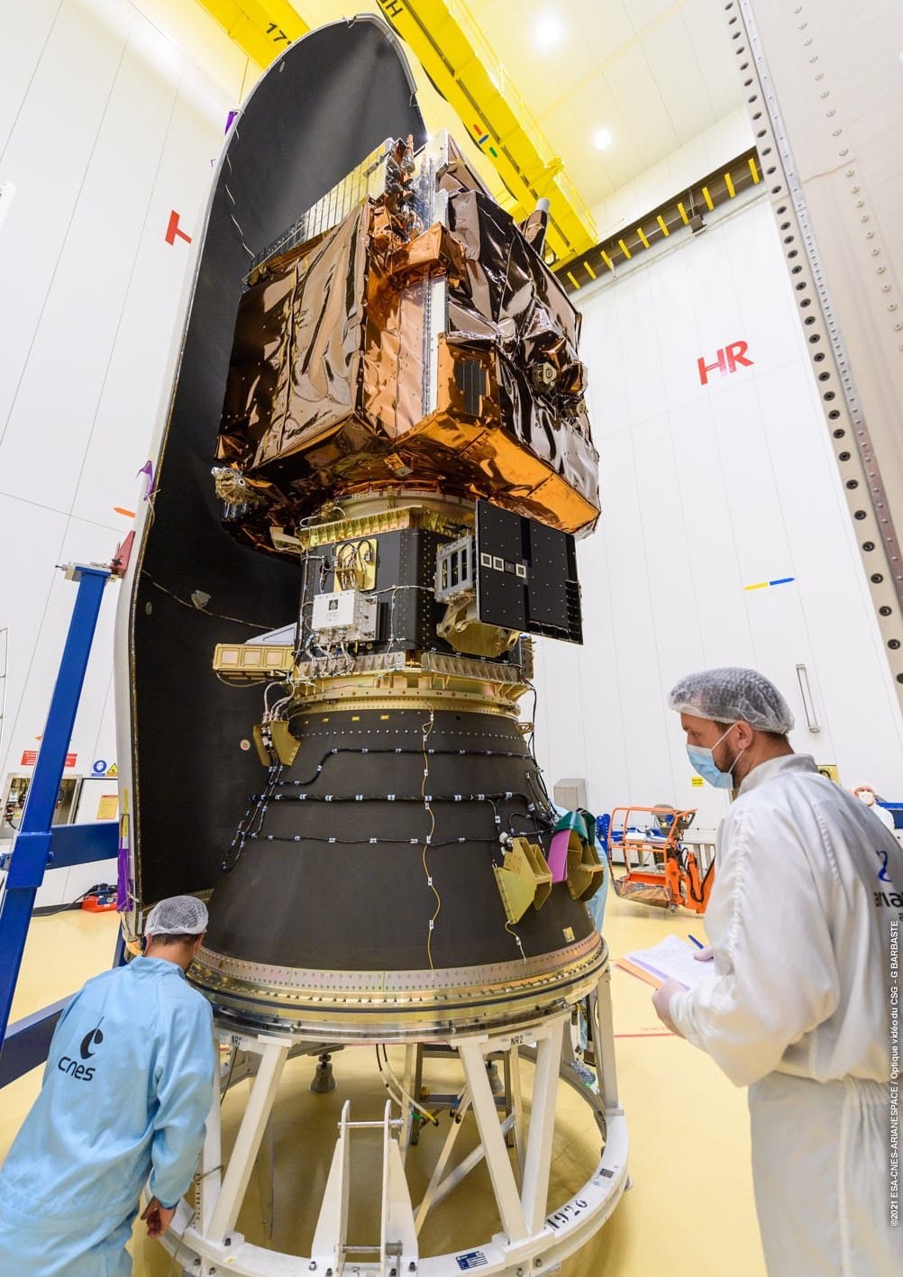 Il satellite della Airbus dentro il payload fairing di VEGA. Credits: ESA-CNES-Arianespace