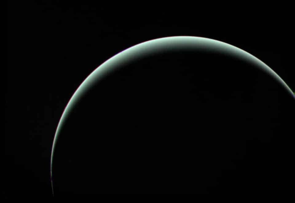 Una delle prime spettacolari immagini di Urano, inviate dalla sonda Voyager 2, durante il sorvolo del 1986. Credits: NASA/JPL