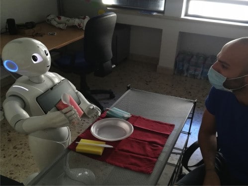 Pepper durante la sperimentazione collaborativa. Credits: sciencedirect.com