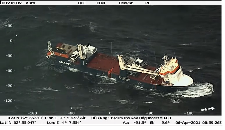 Istantanea di un video della guardia costiera che mostra la nave durante i recuperi. Fonte: Kystverket