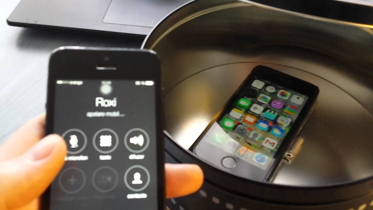 Una gabbia di Faraday blocca le onde radio, rendendo impossibile la telefonata fra un telefono e l'altro. Credits: Youtube.