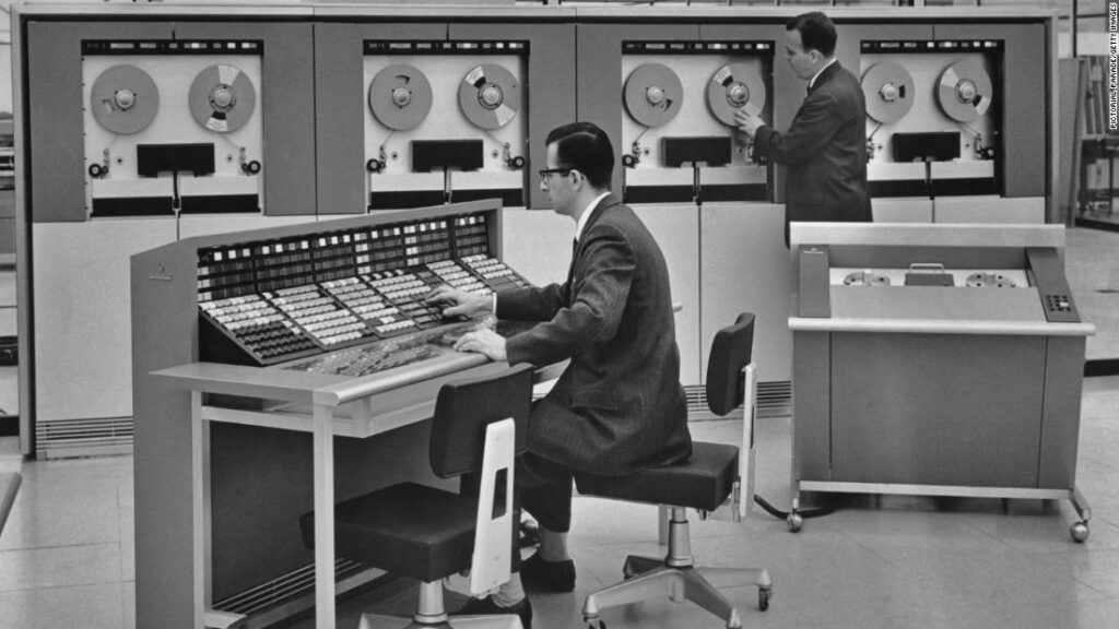 I primi mainframe occupavano intere stanze e avevano la potenza di una calcolatrice ma ora la sfida è contro il cloud. (Fonte: CNN)