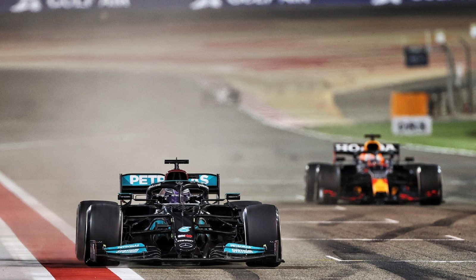 GP del Bahrain, Hamilton vs. Verstappen: il direttore di gara chiarisce il regolamento sui track limits in curva 4