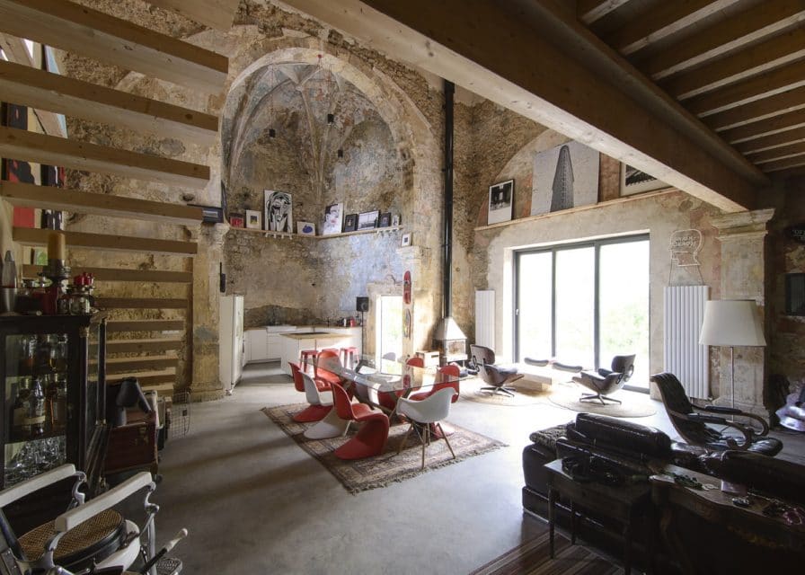 Una vista dell'interno della casa, da tecknoring.com