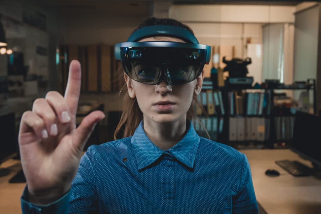 Gli Hololens Microsoft sono già utilizzati in vari settori. Fonte: Dgroove
