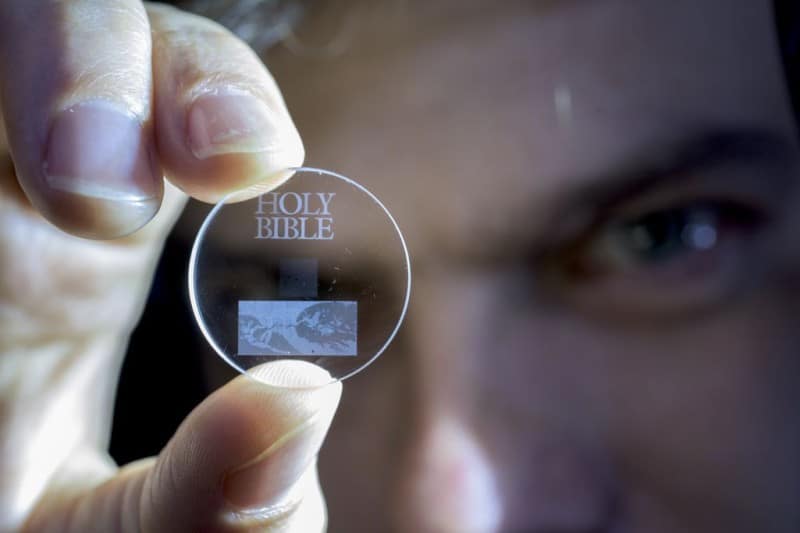 Il microchip in vetro Storage 5D. Fonte: Tom's Hardware