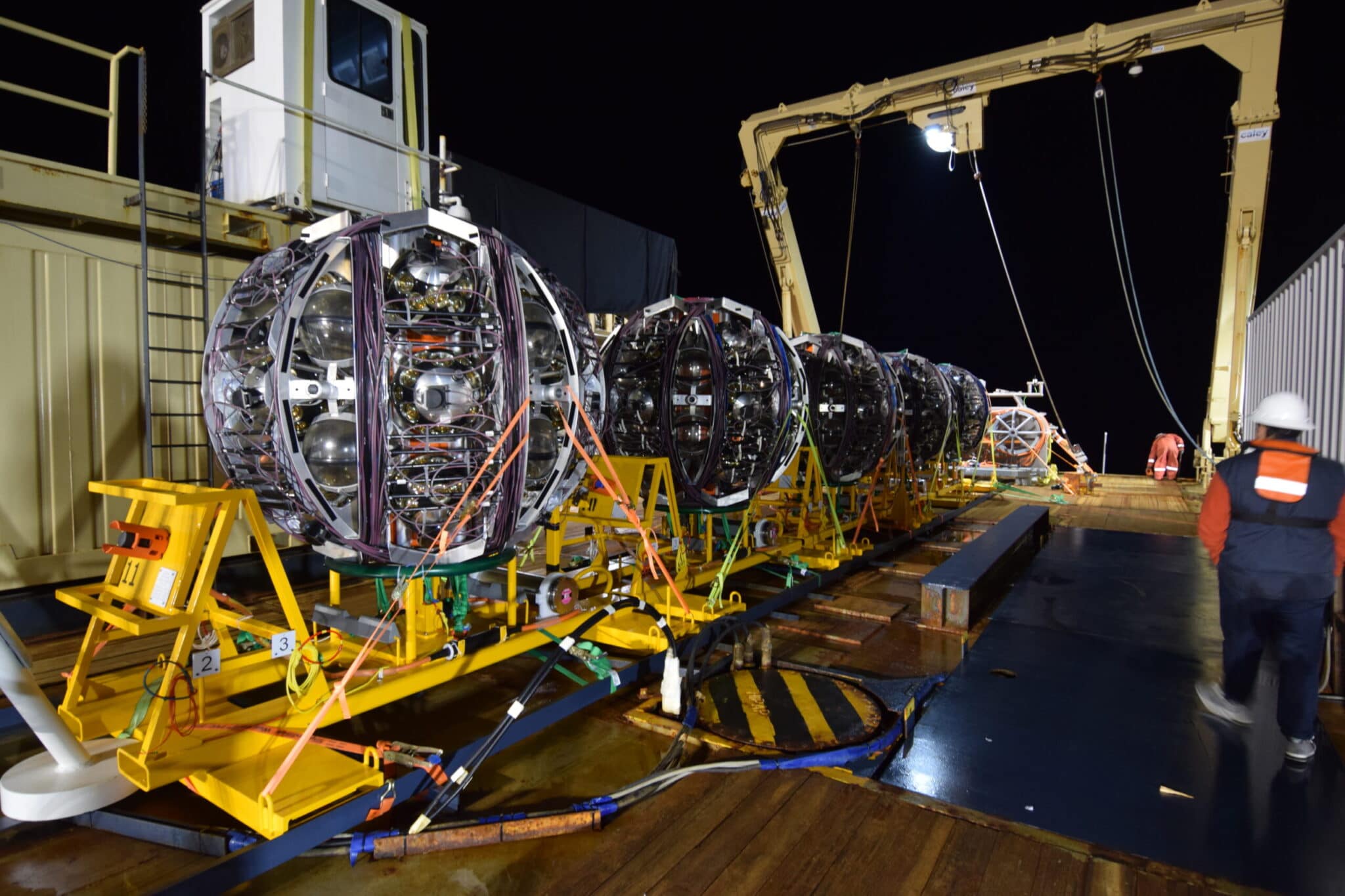 Le unità di rilevazione pronte per l'installazione sulla nave Ambrosius Tide. Fonte: KM3NeT