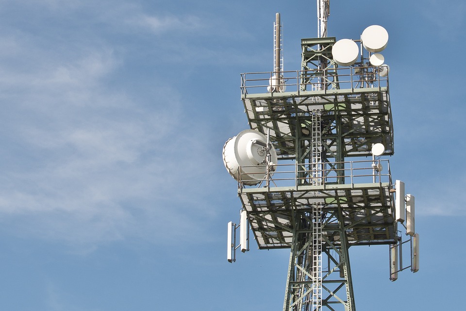 Una tipica antenna in grado di trasdurre le onde elettromagnetiche.