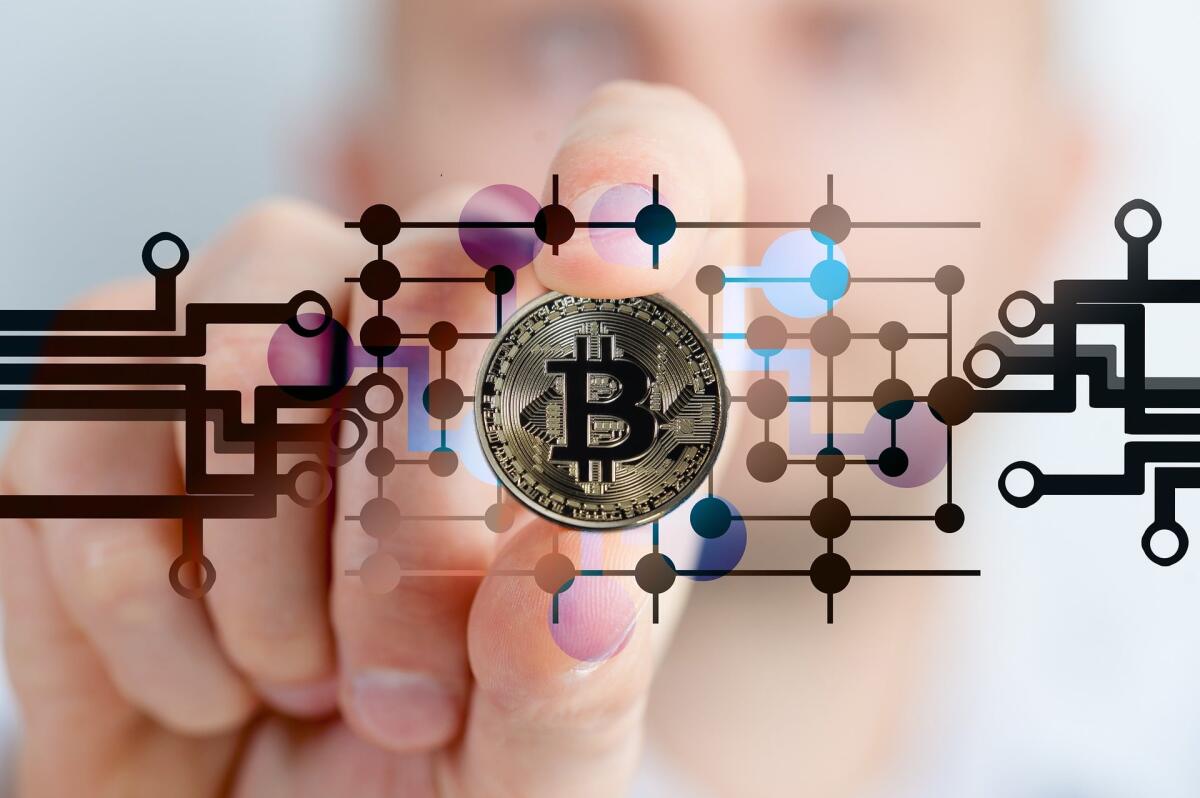 Investitori "balena" svendono Bitcoin: ecco come può naufragare il BTC - 
