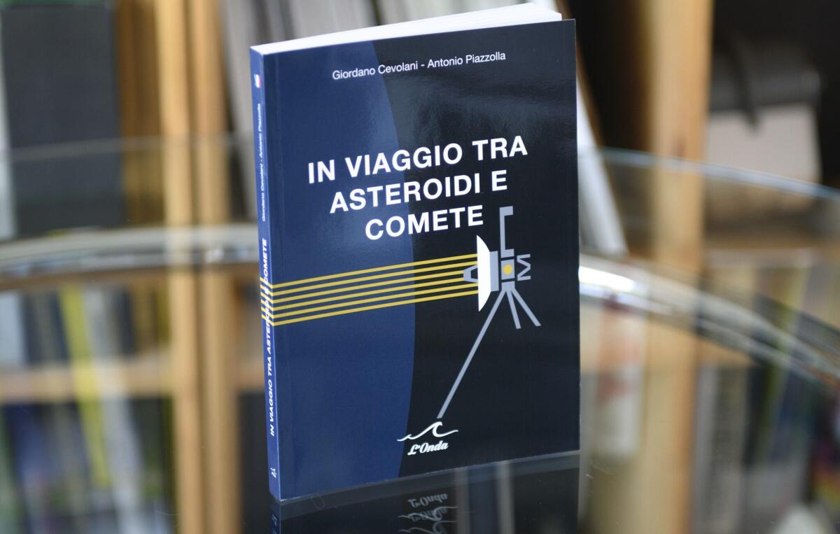 In viaggio tra asteroidi e comete, per capire di più sulle origini della vita - La copertina del libro "In viaggio tra asteroidi e comete", di Giordano Cevolani e Antonio Piazzolla, edito da Editoriale Delfino. Foto di Domenico d'Alessandro
