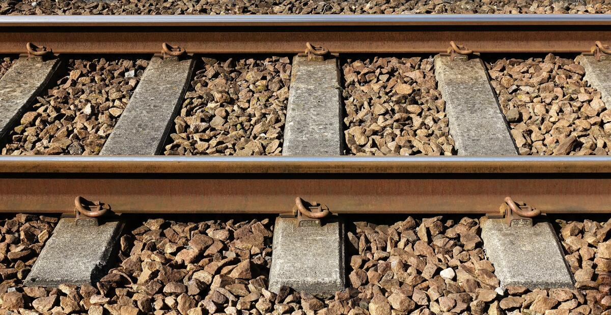 Perché si usa il pietrisco lungo i binari ferroviari? - ballast lungo i binari
credits: pixabay