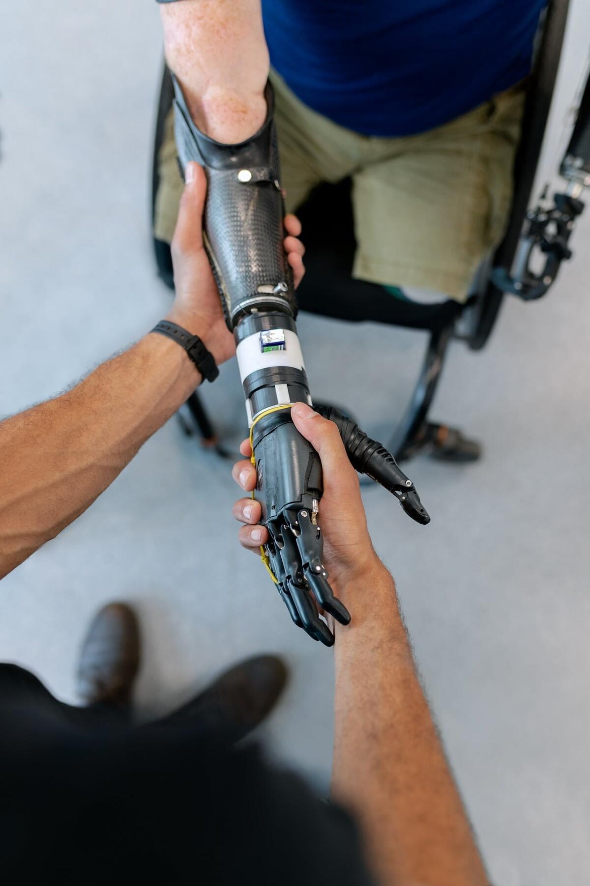 Il feedback sensoriale per migliorare il controllo di un braccio robotico - 