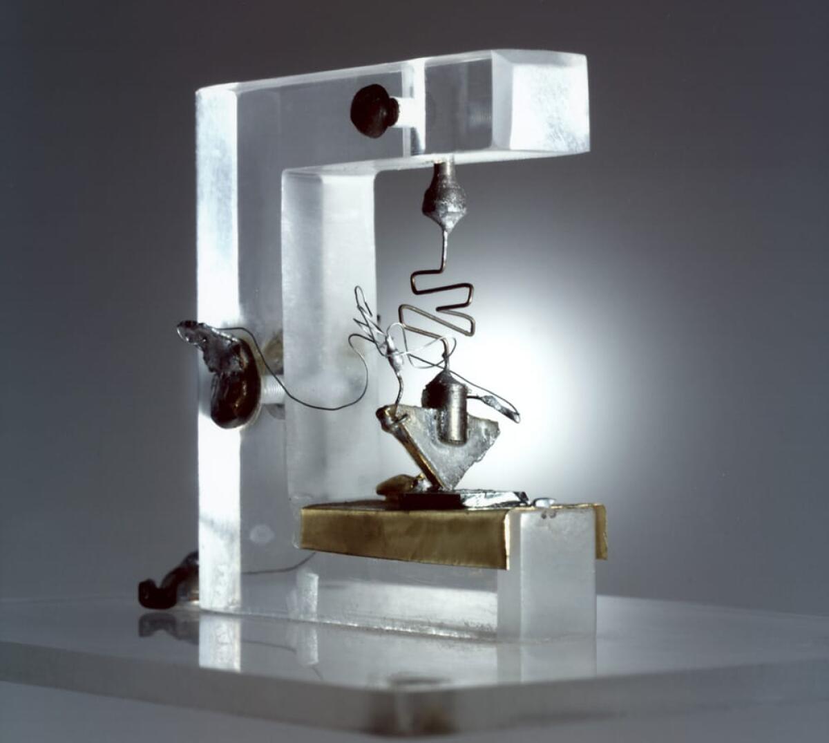 Il transistor: un dispositivo che ha cambiato la storia dell'elettronica per sempre - 