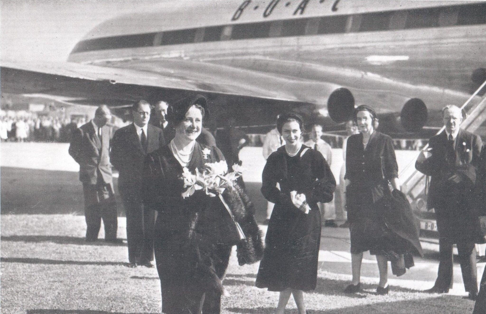 La regina Elisabetta in procinto di imbarcarsi in un Comet nel giugno del 1953. (Fonte: BAE systems)