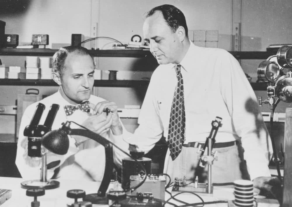 Gordon Teal (a destra) nel suo laboratorio dove cresceva cristalli di silicio. Credits: www.computerhistory.org