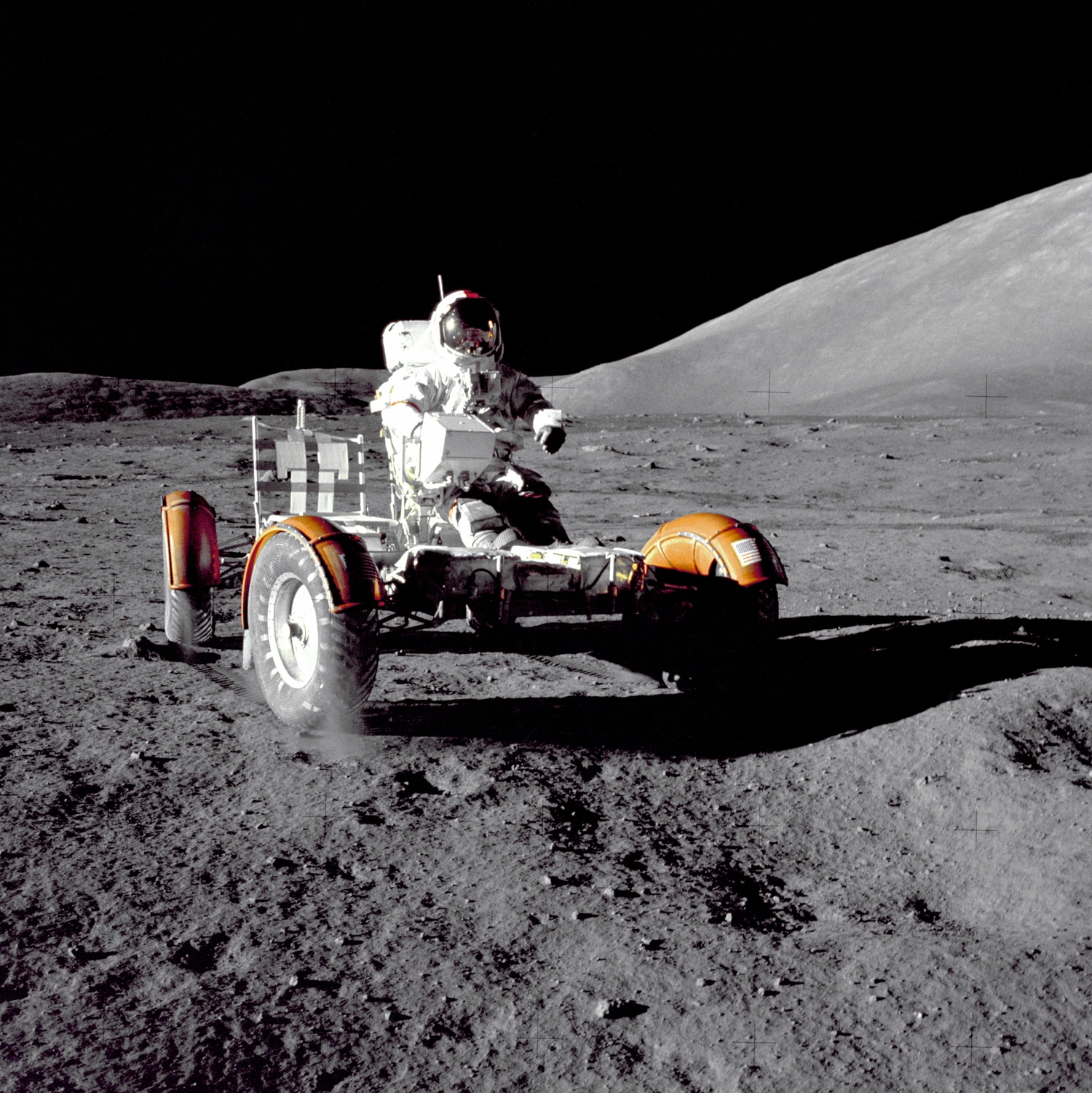 Il comandante Eugene A. Cernan sul Lunar Roving Vehicle durante la missione Apollo 17. Credit: NASA