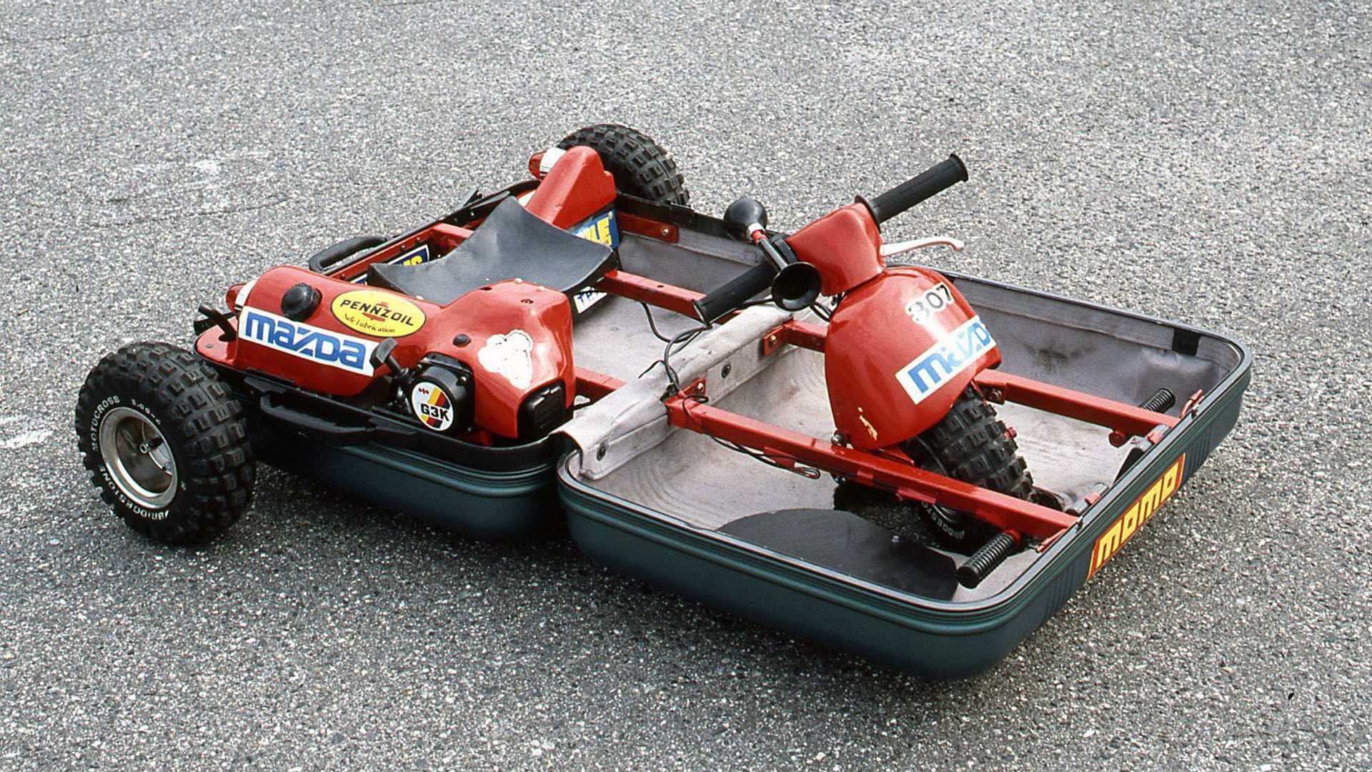 Quando gli ingegneri Mazda inventarono... l'auto-valigia guidabile