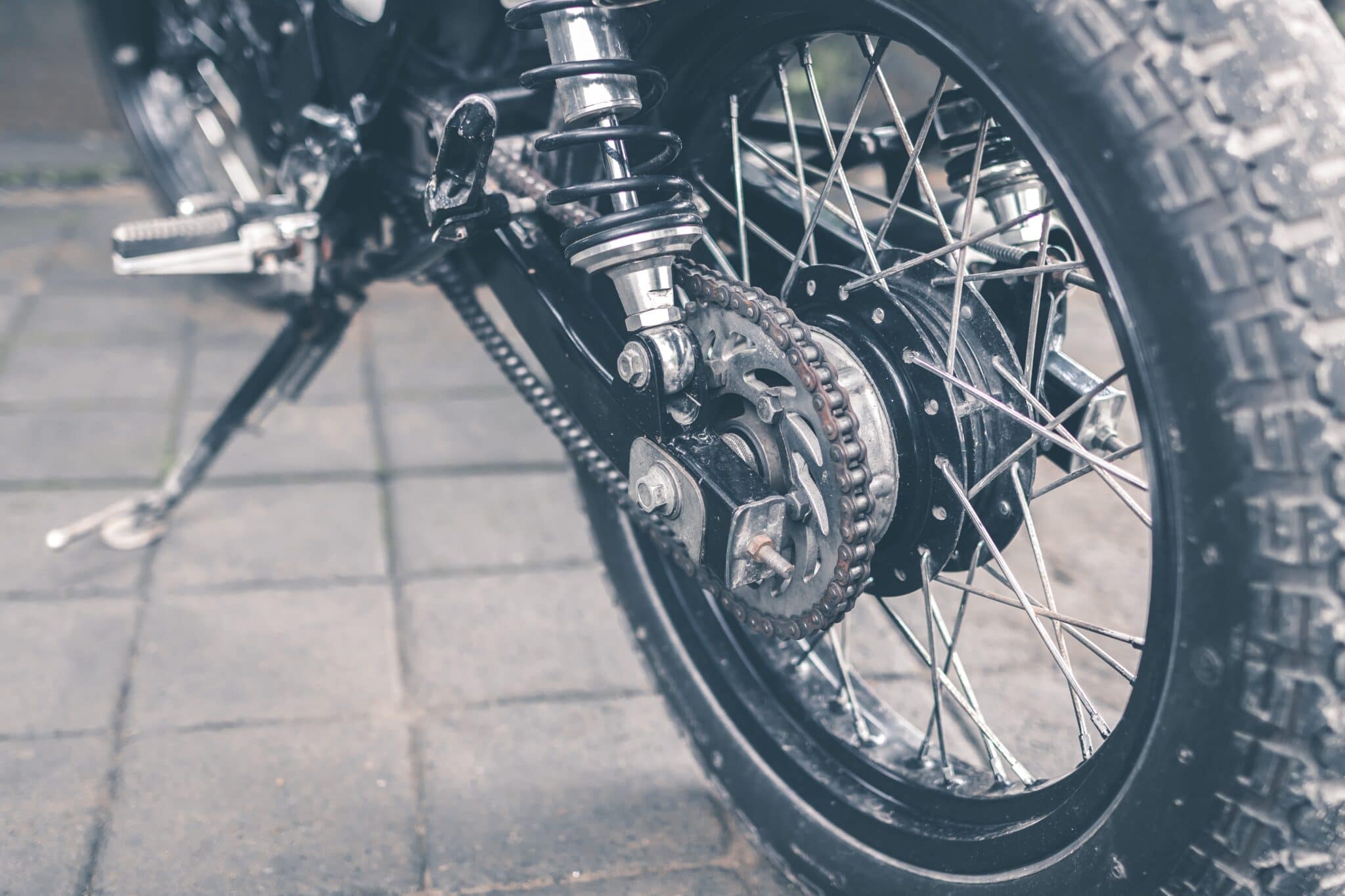 Particolare: ruota posteriore di motocicletta