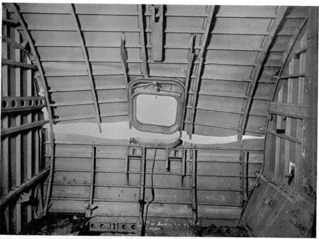 : Fusoliera squarciata a partire da una cricca formatasi in prossimità degli angoli del finestrino. (Fonte: Federal Aviation Administration)