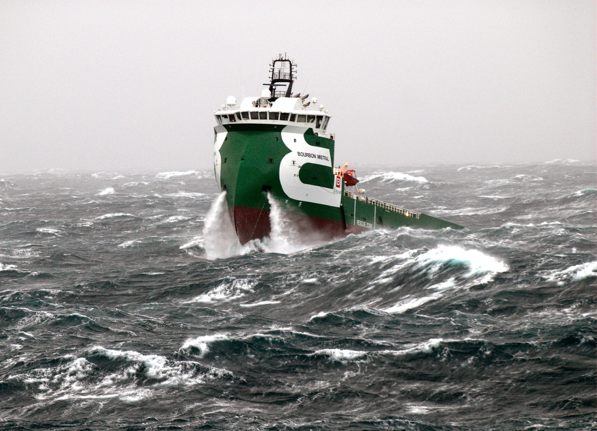 Nave con X-bow in tempesta. Fonte: Ulstein Group