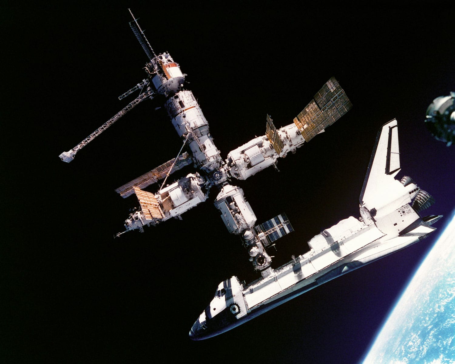 Lo Space Shuttle Atlantis agganciato alla Mir nel 1995. Credits: NASA