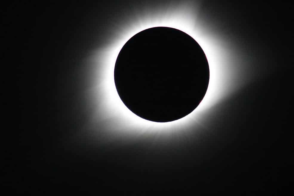 Fenomeno di eclissi solare totale del 21 Agosto 2017 osservato dall'Oregon. Ciò che conosciamo circa la corona solare è strettamente collegato alla storia delle eclissi solari. Crediti: NASA’s Goddard Space Flight Center/Gopalswamy