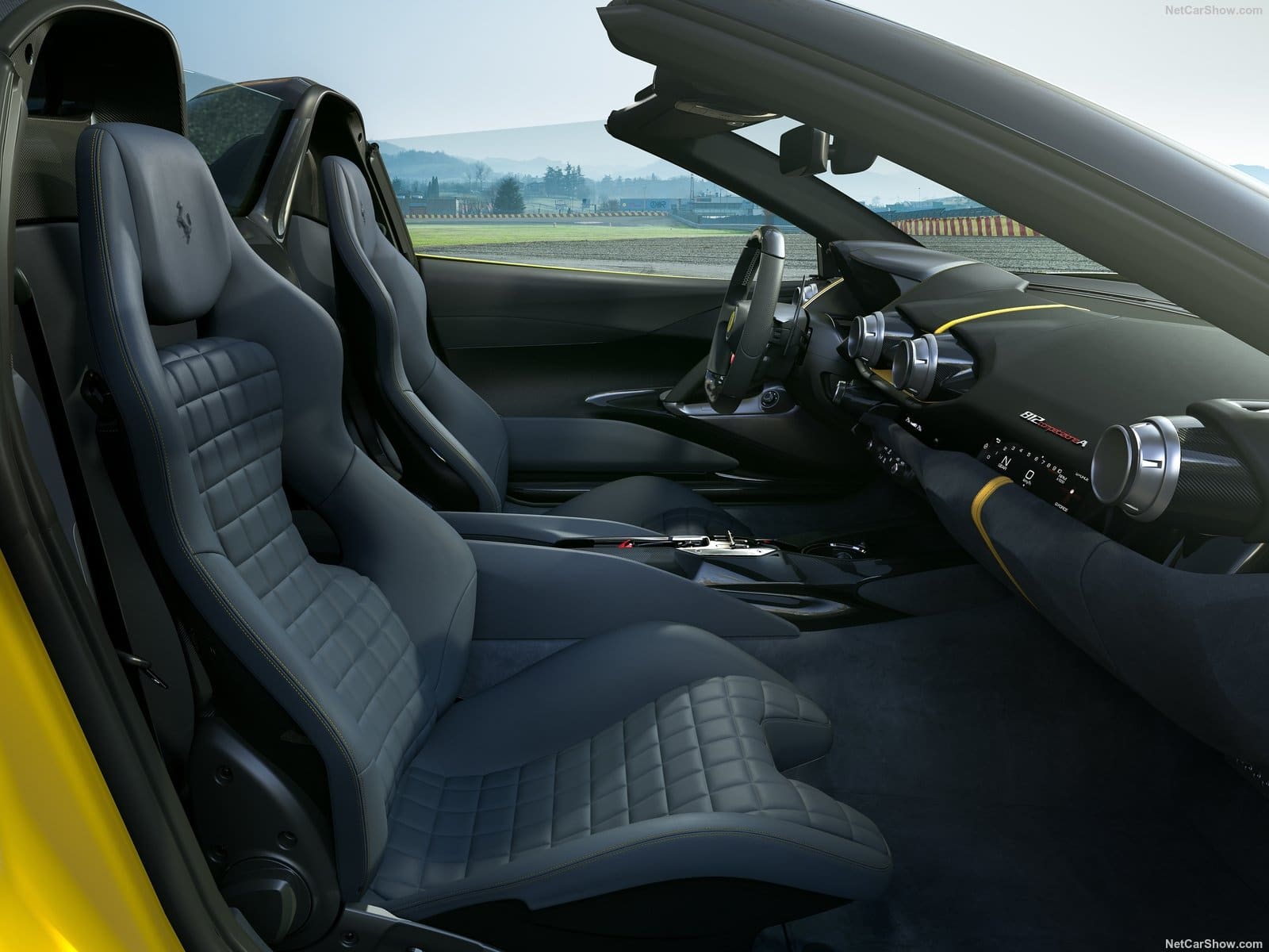 Gli interni della Ferrari 812 Competizione A