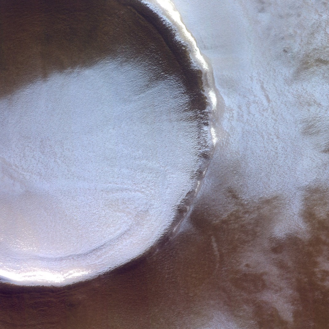 Cratere marziano fotografato dal il Trace Gas Orbiter (TGO)