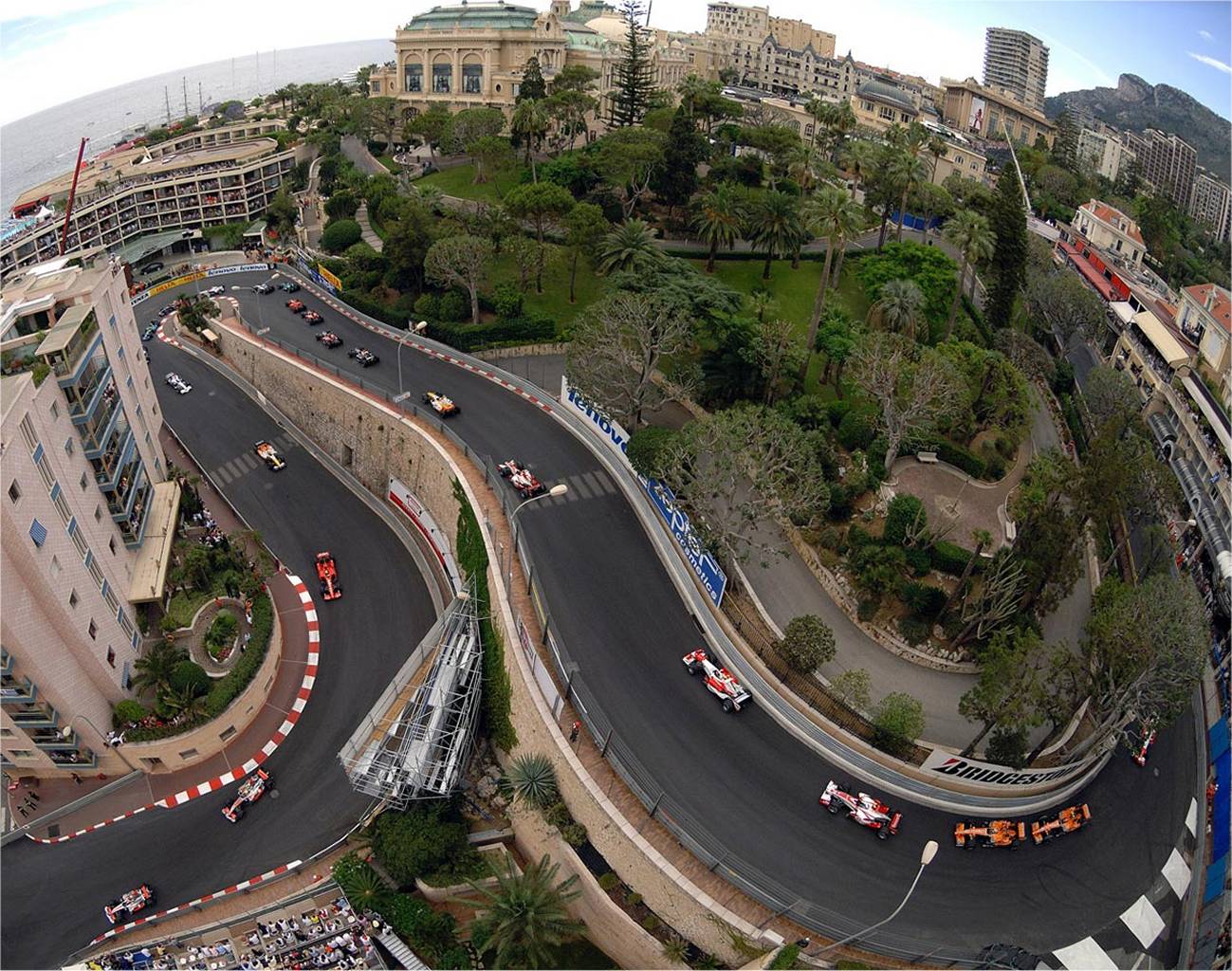 La curva del Mirabeau, la più lenta del mondiale che vede il pilota ruotare il volante di 180 gradi