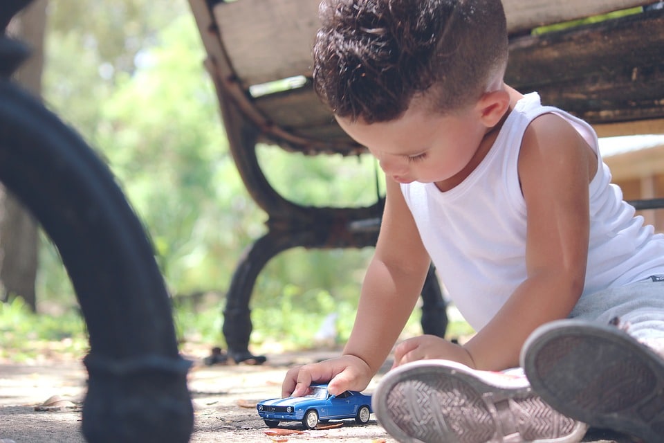 La diagnosi della sindrome di Asperger viene fatta in genere tra i 4 e gli 11 anni. I bambini affetti da questa sindrome mostrano difficoltà nel relazionarsi con gli altri e interessi insoliti.